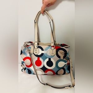 Coach beautiful bag, colorful bag and excellent condition.